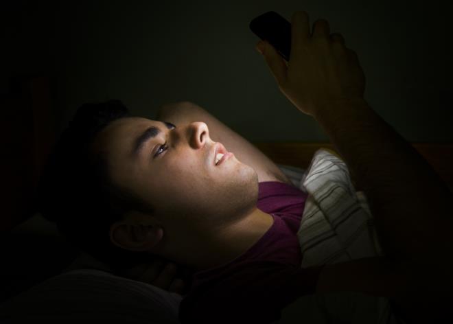 睡前玩手机
