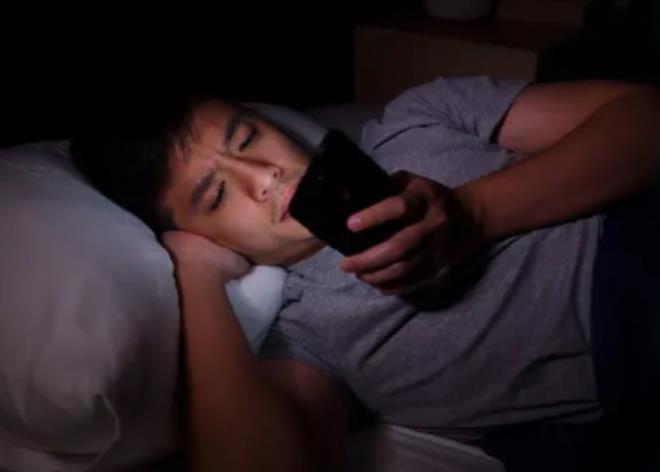 睡前玩手机